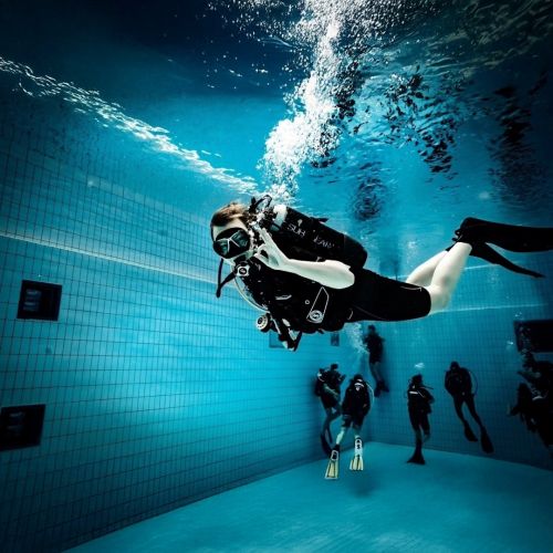 En man med dykarutrustning