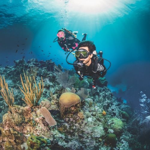 en man med cyklop och snorkel