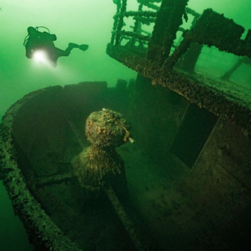 En person som dyker i en simbassäng